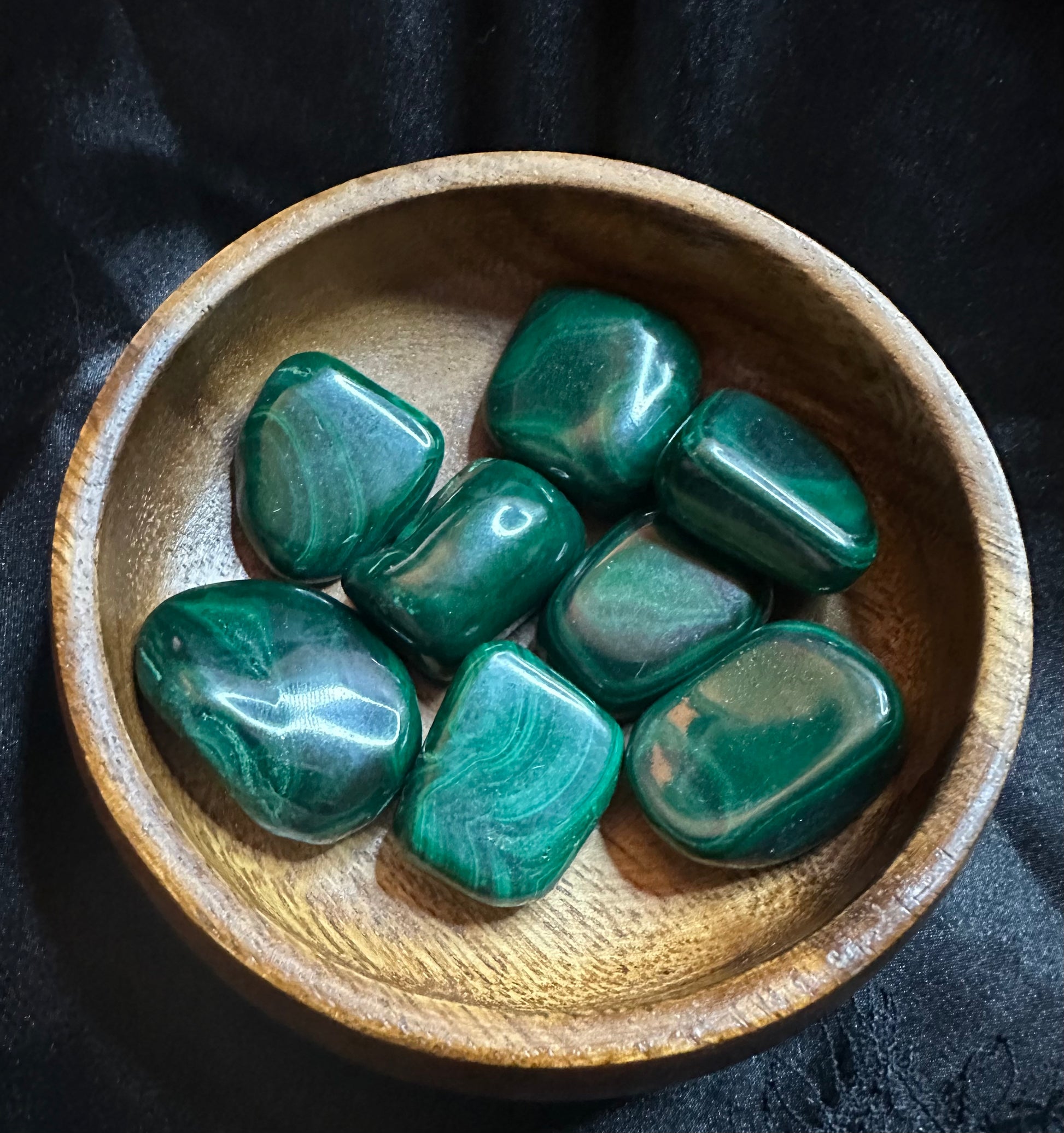 Malachite tumbled stone, a close view of its surface
